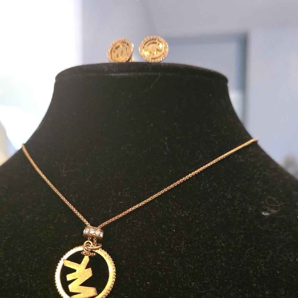 Elegant Gold Necklace and Earring Set